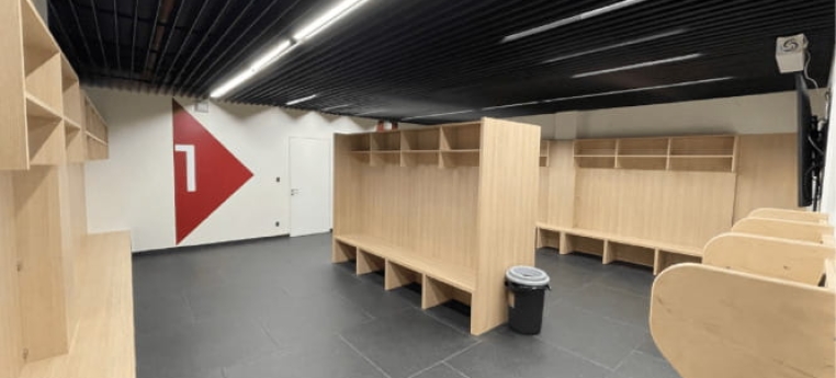 12 комфортабельных раздевалок